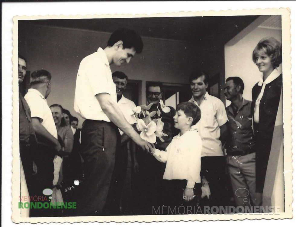 || O prefeito municipal Werner Wanderer recebendo homenagem do aluno Lotário Koch, pela construção do Grupo Escolar Afonso Pena, na vila de Bom Jardim.
Da esquerda à direita: Werner Wanderer; vice-prefeito municipal Dealmo Selmiro Poersch; Edgar Weber; prof. Odilo Thomas, diretor da unidade escolar municipal; Olavo Massing e a professora Oraide Borth, que casou-se com Ereneo Rusch (em memória).
Imagem: Acervo Nelsi Weber Fischer - Santa Clara do Sul - RS - FOTO 2 -