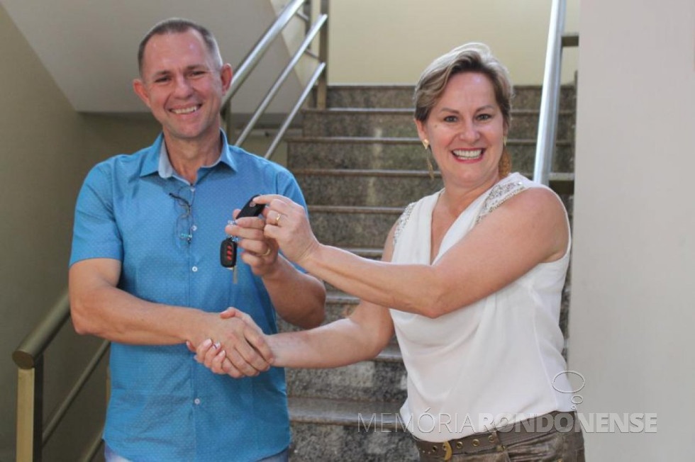 || Edson Schug (e), vice-prefeito, assumindo interinamente a Prefeitura Municipal de Mercedes com o repasse das chaves pela prefeita Cleci Loffi, em setembro de 2017.
Imagem: Acervo Município de Mercedes - FOTO 9 -