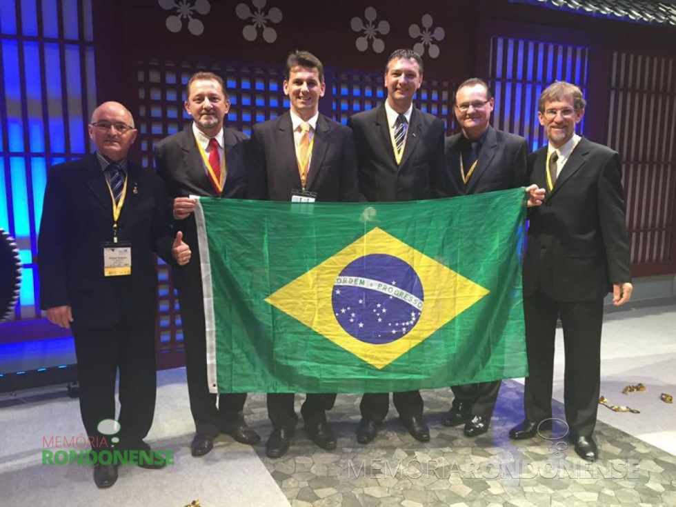 || Grupo de rondonenses participantes do Congresso Mundial da JCI, no Japão, em novembro de 2015. 
Da esquerda a direita: Elemar Lamberti, Ildo Hoffmann, Josué Maiolli, Gilson Metz, Oldemar Rohloff e Antonio Kottwitz. 
Imagem: Acervo Gilson Metz  - FOTO 18 -