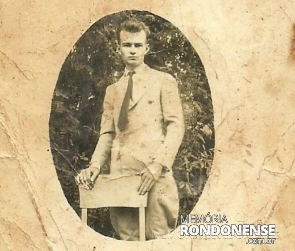 || Jovem Ewaldo Graff, pioneiro de Marechal Cândido Rondon, onde chegou com a sua família em outubro de 1953.
Fotografia tirada no Rio Grande do Sul. 
Imagem: acervo: Vilton Graff  - FOTO 1 - 