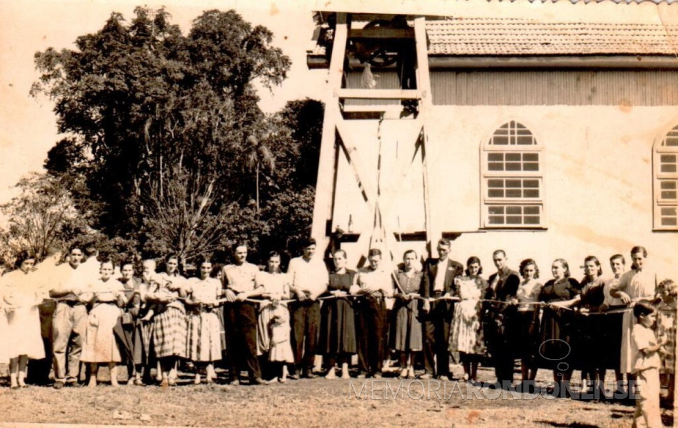 || Flagrante do padrinhos e madrinhas dos eventos pertinentes a benção e inauguração do sino da comunidade católica de Novo Horizonte, em outubro de 1956. 
Imagem: Acervo Rolf Kaefer - FOTO 2 - 