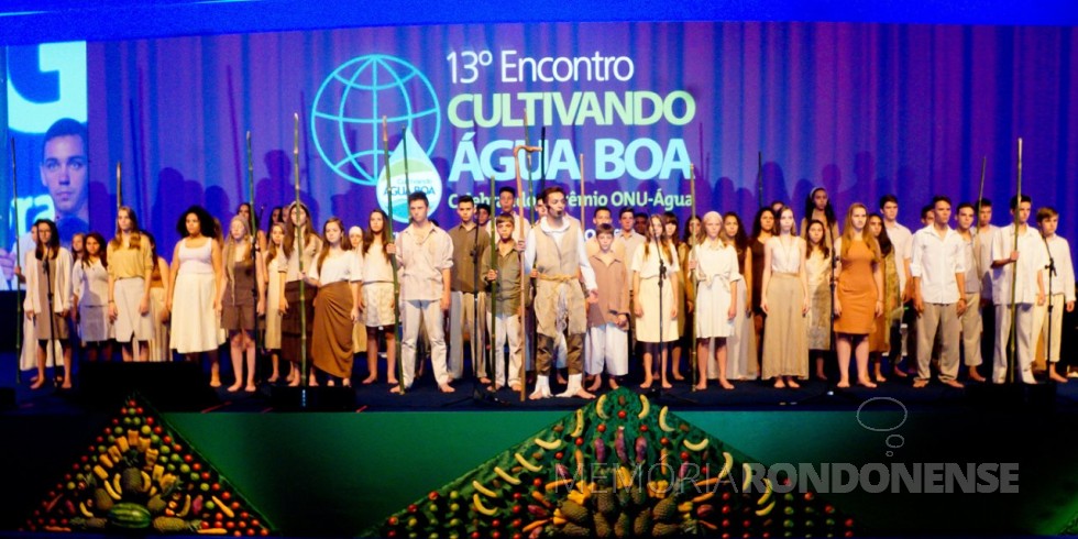 || Coro Juvenil de Marechal Cândido Rondon se apresentando no Encontro  Cultivando Água Boa,  na cidade de Foz do Iguaçu, em 18 de março de 2016.
Imagem: Acervo Memória Rondonense - FOTO - 12 -
