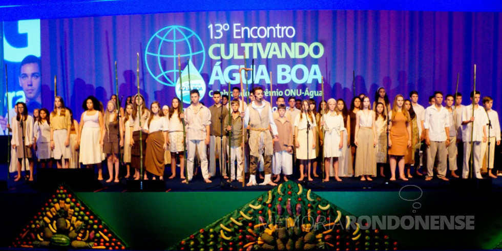 || Coro Juvenil de Marechal Cândido Rondon se apresentando no Encontro Cultivando Água Boa, na cidade de Foz do Iguaçu, em 18 de março de 2016.
Imagem: Acervo Memória Rondonense - FOTO 14 -