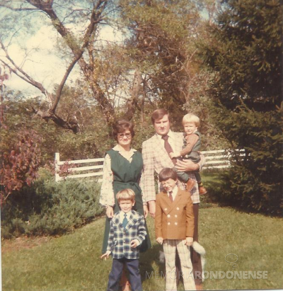 || Eric Johnson com sua família décadas depois de sua estada em Marechal Cândido Rondon. 
Foto tirada em sua propriedade nos Estados Unidos.
Imagem: Acervo Adelmo Zymslony - FOTO 10 -