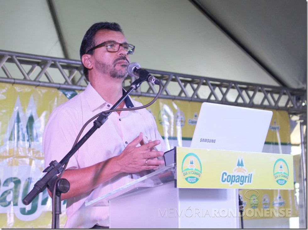 || Economista Carlos Magno Bittencourt proferindo palestra no Dia de Campo Copagril 2017. 
Imagem: Imprensa Copagril - Crédito: Carina Ribeiro - FOTO 9 - 