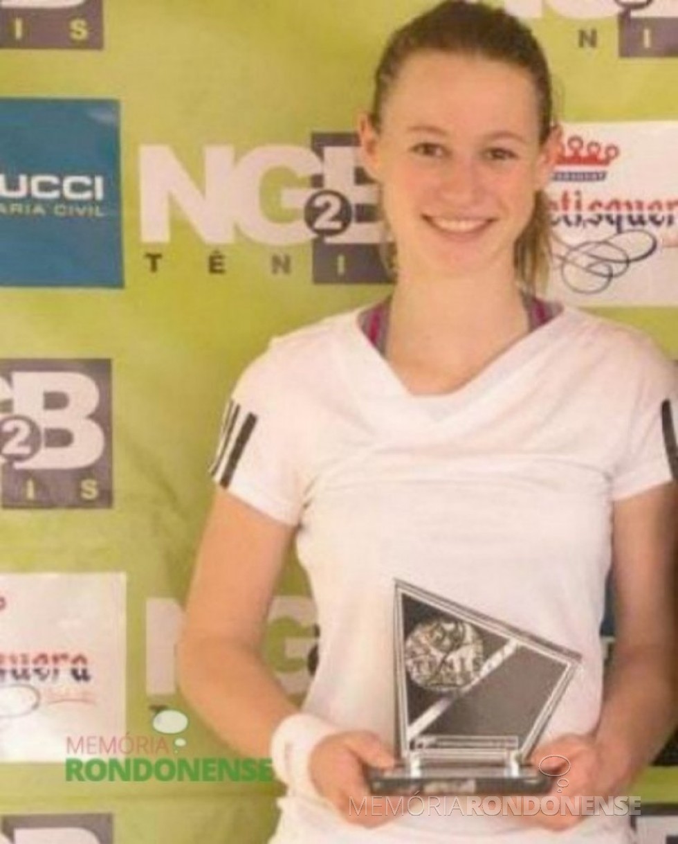 || A tenista Tainara Kolling que ganhou a final da 4ª classe feminino 