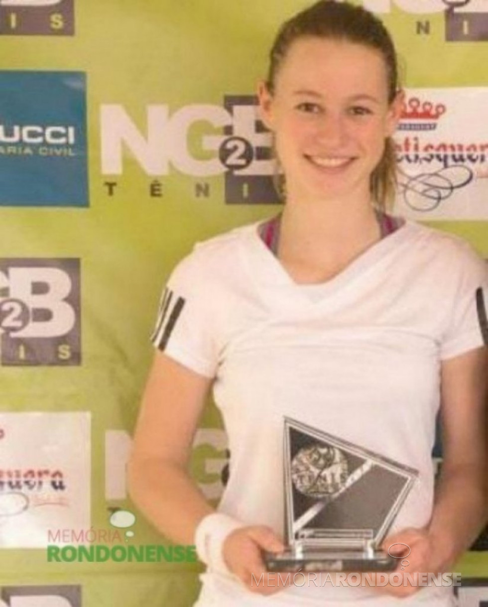 || Tenista Tainara Kolling que ganhou a final da 4ª classe feminino