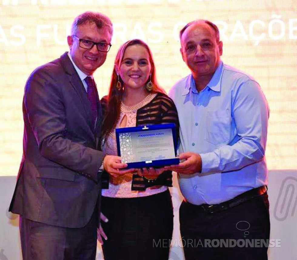 || O município de Quatro Pontes recebendo a premiação pela adoção da educação empreendedora.
Da esquerda a direita: Vitor Roberto Tioqueta, diretor-superintendente do Sebrae/PR; Araceli Tauchert, secretária municipal de Educação, Cultura e Esportes de Quatro Pontes; e João Laufer , prefeito municipal do citado município.
Imagem: Acervo Imprensa - PM - Quatro Pontes - FOTO 30 -