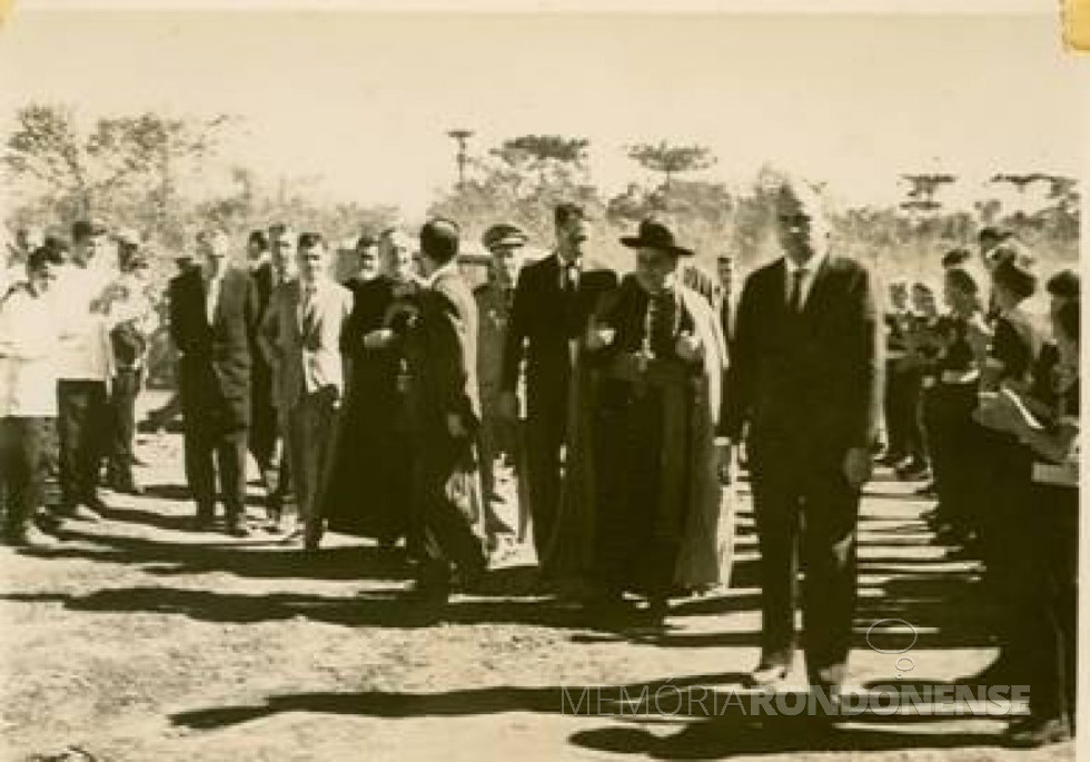 || O bispo D. Armando Cirio (em memória) chegando à cidade de Toledo para assumir a diocese, em 07 de março de 1960. 
Imagem: Acervo Memória Rondonense - FOTO 4 - 