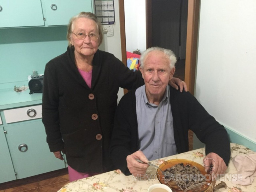 || Casal pioneiro Hedwig e Rodolfo Tierling que chegou em Marechal Cândido Rondon, em abril de 1958.
Imagem: Acervo Valdir Tierling - FOTO 1 -