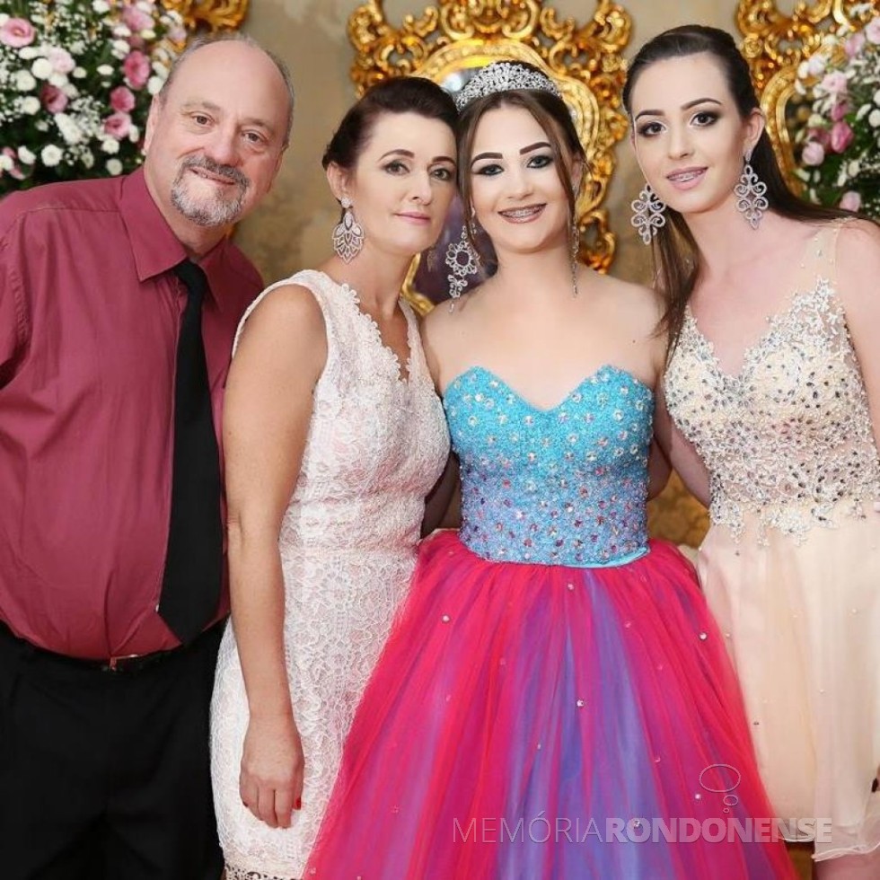 || Hilário Jacó Willers, prefeito municipal de Missal, com a esposa Nadia e as filhas do casal, ele falecido em julho de 2019. 
Imagem: Acervo Rádio Cultura - Foz do Iguaçu - FOTO 8 - 