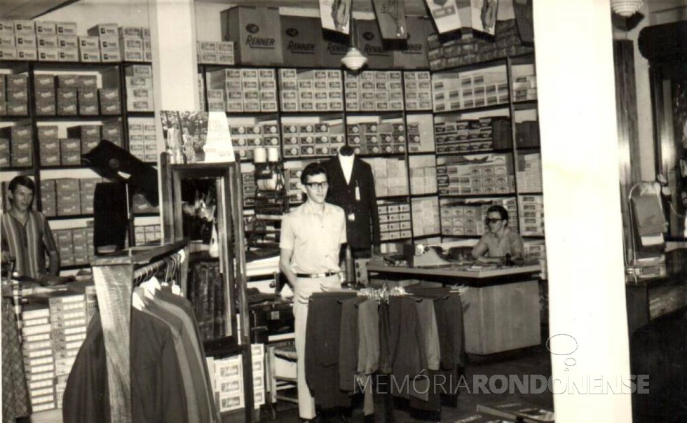 || Interior da então Loja Renner, em seu primeiro ponto de localização. Da esquerda à direita: Oscar Woida - funcionário; Guido Port e Alcido Port (sentado), irmãos-proprietários.
Imagem: Acervo Gustavo Port - FOTO 2 -