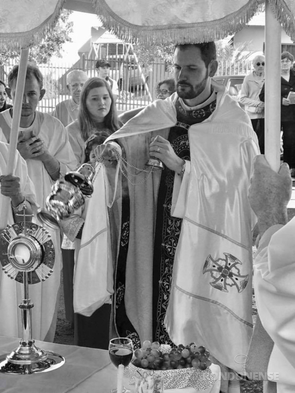 || Padre André Boffo Mendes, vigário da Paróquia Maria Mãe da Igreja incensando o ostensório para a procissão de Corpus Christi. 
Imagem: Acervo Paróquia Maria Mãe da Igreja - FOTO 14 - 