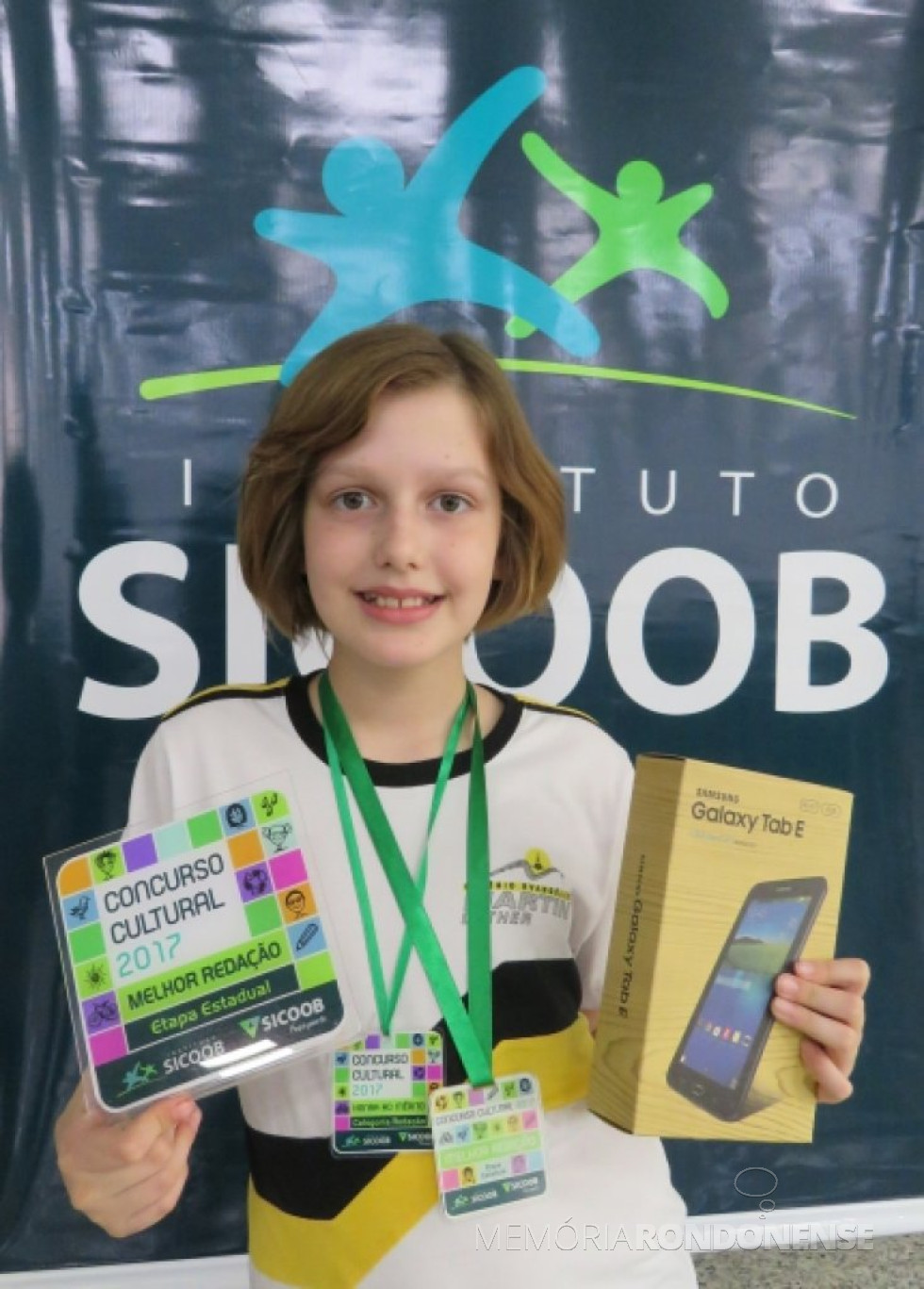 || Aluna Mabel Schach Kanitz com premiação por sua classificação na categoria redação, no Concurso Cultural Cooperativsta 2017, do Instituto Sicoob, em setembro de 2017.
Imagem: Portal Rondon - FOTO 19 -