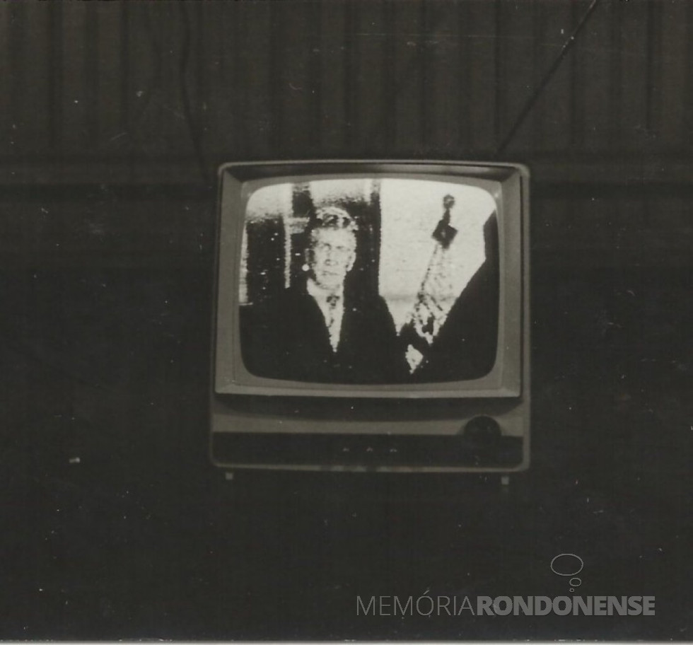 || Prefeito Municipal Dealmo Selmiro Poersch em mensagem retransmitida pela TV Tibagi, por ocasião da inauguração da repetidora em Marechal Cândido Rondon.
Imagem: Acervo Valdir Sackser - FOTO 8 -