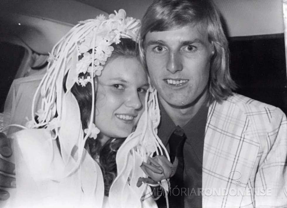 || Os jovens rondonenses Marlene Adamczyk e Hilário Datsch no dia de casamento em dezembro de 1975.
Imagem: Acervo da família - FOTO 10 - 
