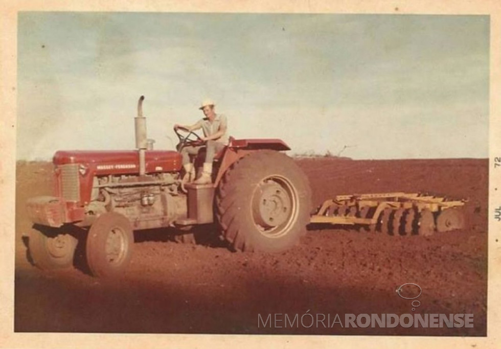 || Trator Massey-Fergusson adquirido e recebido pelo pioneiro Emílio Pedde, em março de 1969. Imagem: Acervo Alita Rusch – FOTO 1 -
