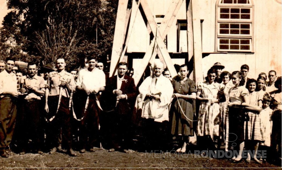 || Padre Aloisio Baumeister SVD fotografado com padrinhos de benção e inauguração do sino da comunidade católica de Novo Horizonte, em outubro de 1956. 
Imagem: Acervo Rolf Kaefer - FOTO 3 - 