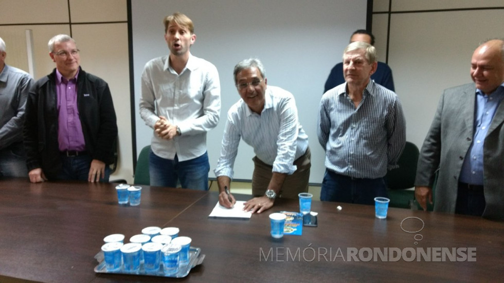 || Secretário José (Pepe) Richa Filho assinando o edital de licitação para construção da terceira pista na PR-467, na sala de reuniões da Prefeitura Municipal de Marechal Cândido Rondon.
Da esquerda a direita: Gerson Froehmer - presidente da Acimacar; prefeito municipal Marcio Andrei Rauber; Secretário José Richa Filho; deputado estadual Elio Rusch e deputado estadual José Carlos Schiavinatto.
Imagem: Acervo Memória Rondonense - Crédito: Tioni de Oliveira - FOTO 19 -
