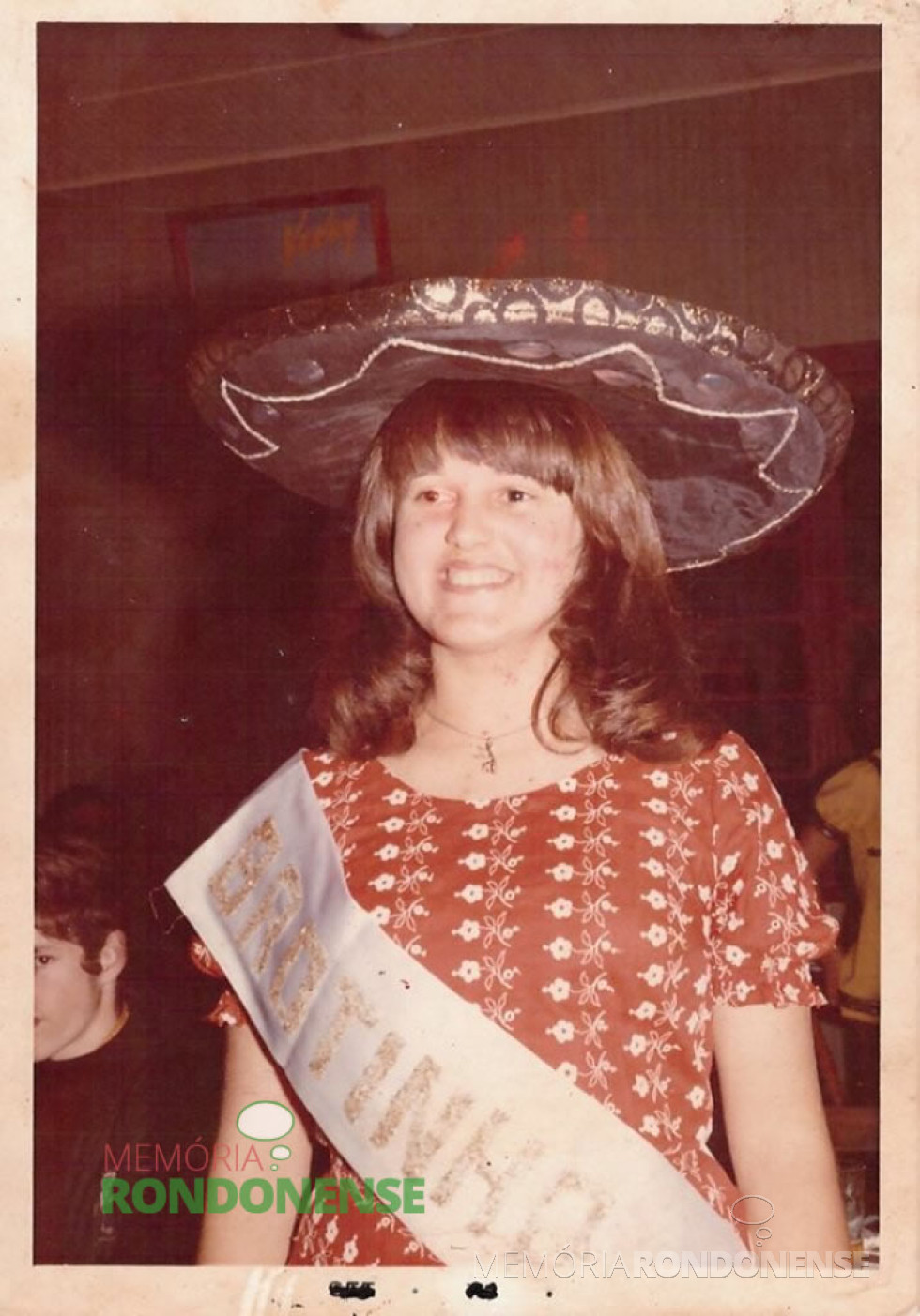 || Miss Brotinho 73, Marley Brambati, desfilando durante o evento no Clube Aliança, em setembro de 1973.
Imagem: Acervo de Marley Brambati - FOTO 1 -