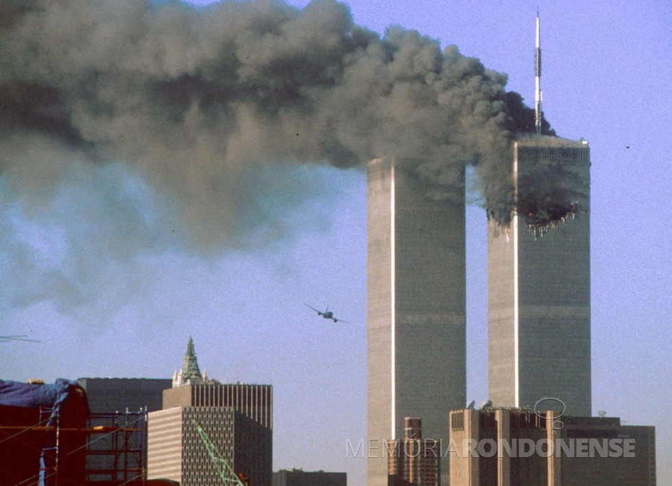 || O vôo da segunda aeronave  em direção da torre sul do World Trade Center. 
Imagem: Acervohttp://cdn.rsvlts.com/- Crédito: Sean Adair/ Reuters - FOTO 14 - 