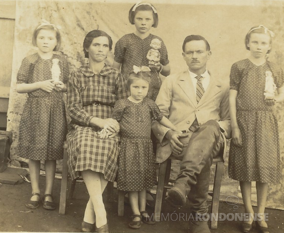 || Pais de Sofia Model (à esquerda), esposa do pioneiro Arlindo Model, Catharina e Arthur Grohmann, e mais as irmãs, da esquerda à direita,  Maria, Tereza e Ana. 
As crianças estão com imagens de santos, porque a família era católica. 
Imagem: Acervo de Sofia e Arlindo Model - FOTO 2 -