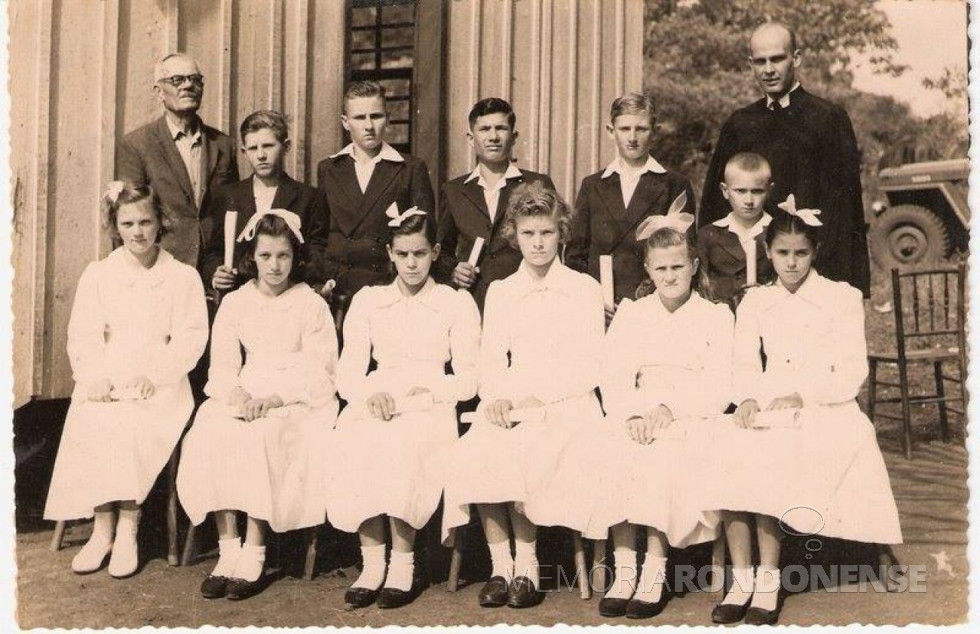 || 1ª turma de confirmandos da Linha Concórdia da Igreja Evangélica de Confissão Luterana do Brasil (IELB), da Linha Concórdia, junto com professor Roberto Graff e o pastor Cristiano Steyer, em junho de 1960.
Imagem: Acervo Vilton Graff - FOTO 8 -