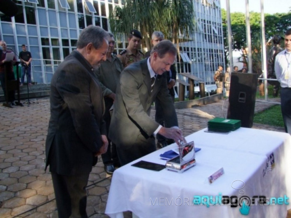 || Momento da obliteração com carimbo comemorativo da sextilha em homenagem ao nascimento do Marechal Rondon, em frente ao Paço Municipal, pelo prefeito municipal Moacir Froelich. Da esquerda para a direita: Wilson Binotto, gerente-regional dos Correios; prefeito municipal, Moacir Froelich; vice-prefeito Silvestre Cóttica; coronel Erich Osternack, comandante do Batalhão de Polícia Militar de Fronteira - BPFron; e prof. Paulo Kolling - diretor do campus Unioeste - Mal. Cândido Rondon. Imagem: Acervo AquiAgora.net - - FOTO 19 - 