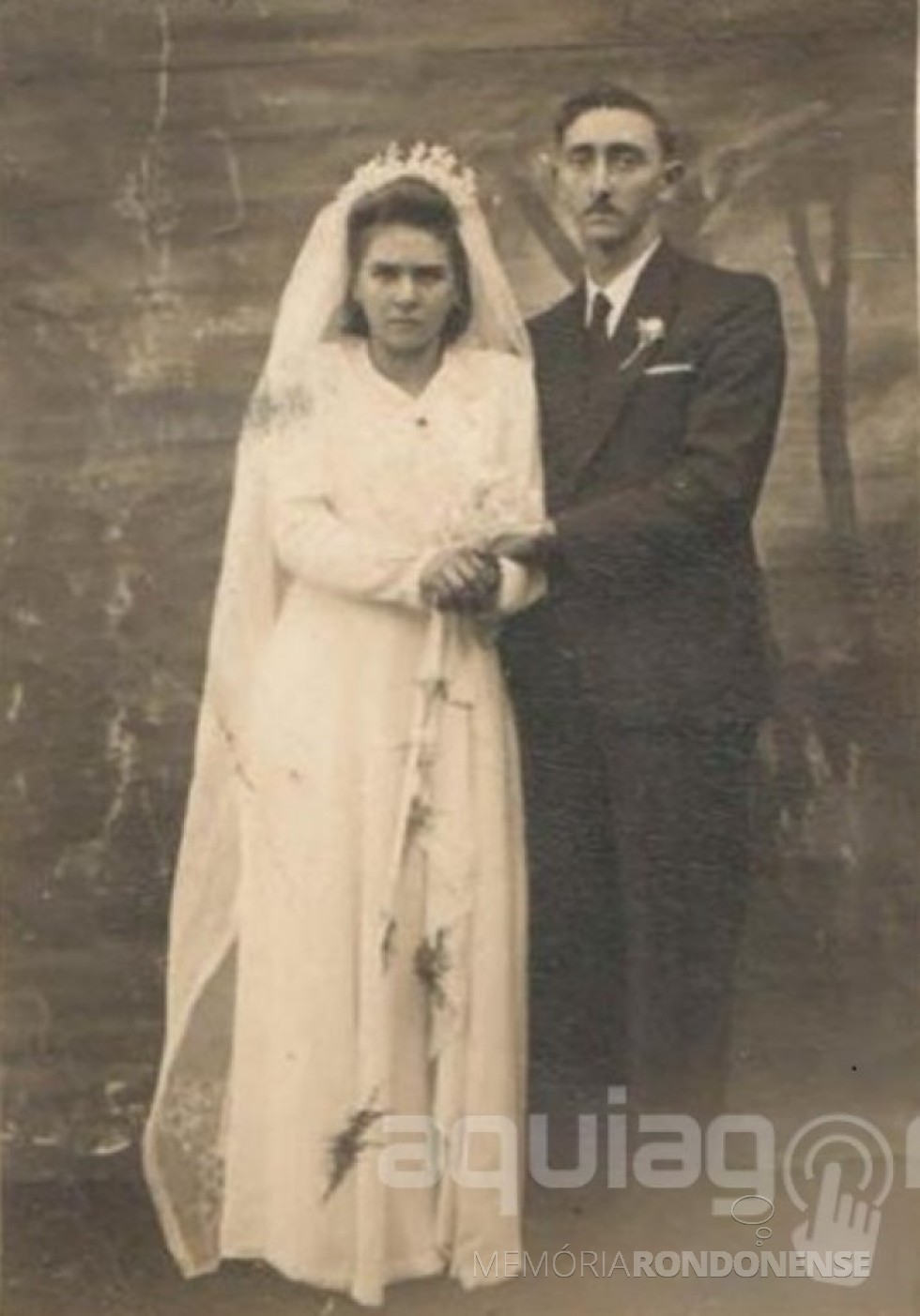 || Noivos Irma Selvina Diesel e Nivo Dickel, casal pioneiro rondonense, que se casaram em maio de 1948. 
Imagem: Acervo AquiAgora.net - FOTO 1 - 