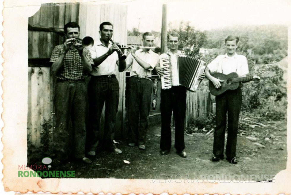 || Edmundo Fagundes de Brito, o segundo da esquerda à direita (com clarinete), falecido em fevereiro de 1968.
O último, à direita, é o jovem Auro Becker, mais tarde morador na sede distrital de Iguiporã, onde casou-se com a jovem pioneira Frida Deuter.
Imagem: Acervo Memória Rondonense - FOTO 1 -