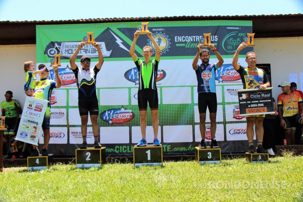 || Atleta Marco Aurélio Stenzel no pódio. em Nova Santa Rosa. 
Imagem: Acervo Imprensa Copagril - FOTO 8 -