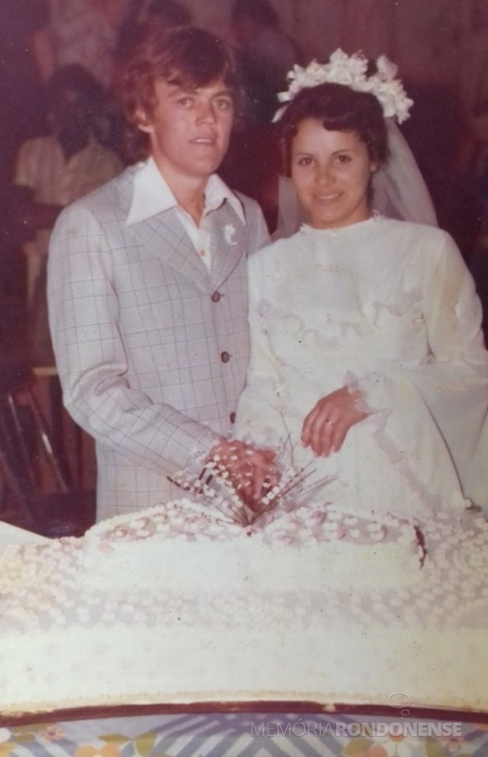 || Jovens rondonenses Maria Salete Minatti e Milton Schroeder que se casaram em julho de 1977.
Imagem: Acervo do casal - FOTO 9 -