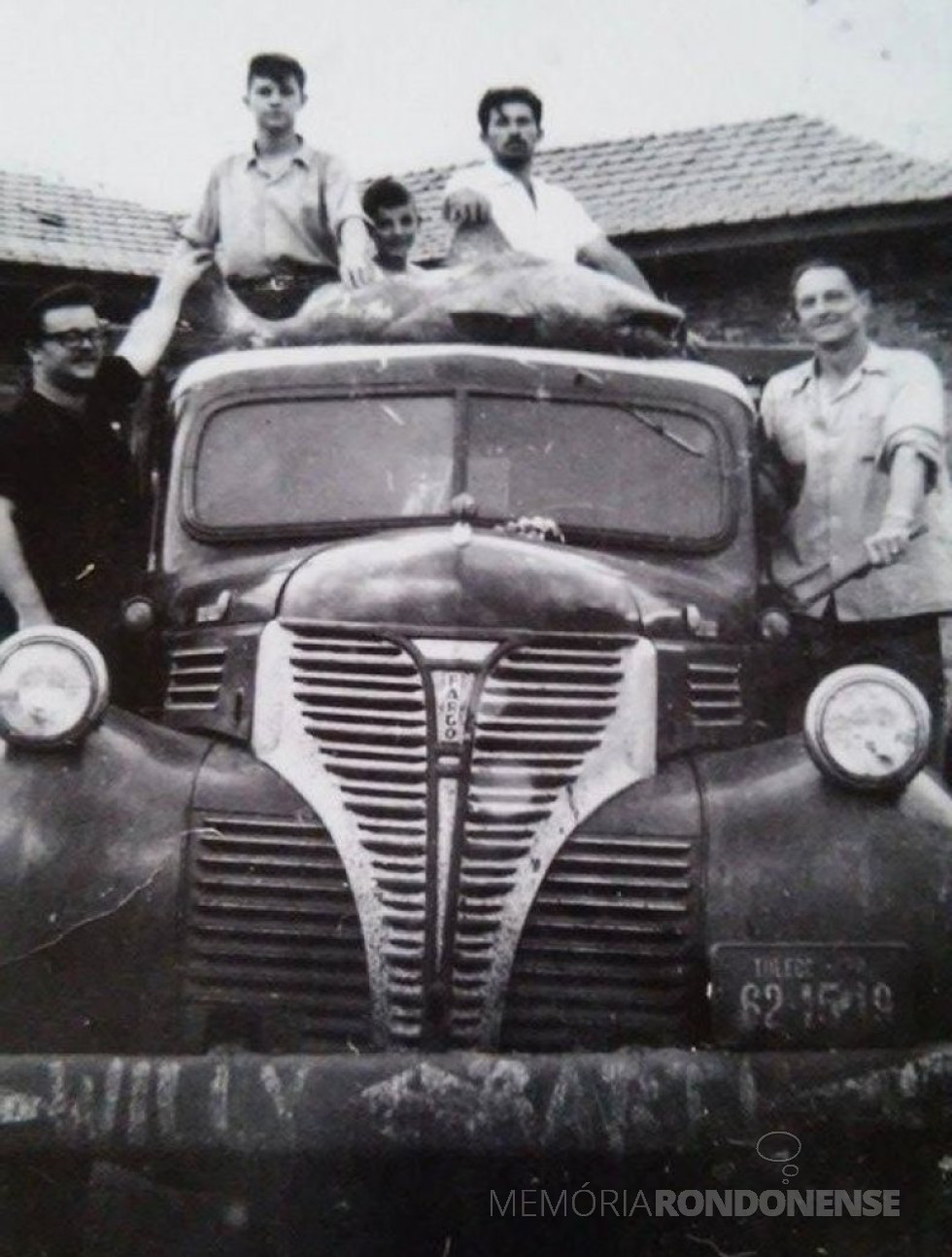 || Caminhão do pioneiro João Saatkamp usado para o serviço de transporte em Marechal Cândido Rondon, inclusive para caça.
Em cima da cabine aparece um veado abatido.
Imagem: Acervo Romeu e Venilda Saatkamp - FOTO 2 -