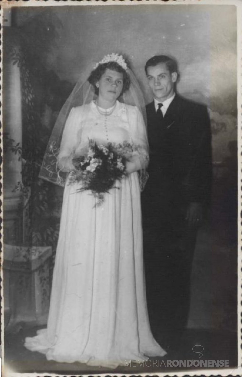 || Noivos Relindo Weber e Edith Lidia Schroeder, cujo casamento aconteceu em julho de 1955.
Imagem: Acervo Roseli Weber - FOTO 1 -