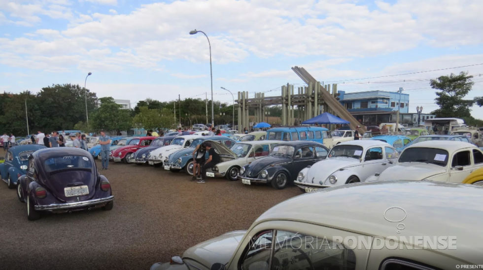 || Panorama do encontro de proprietários de fuscas e outros clássicos no Parque de Lazer Rudolfo Rieger (Lago Municipal), na cidade de Marechal Cândido Rondon, em junho de 2018. 
Imagem: Acervo O Presente - FOTO 22 -