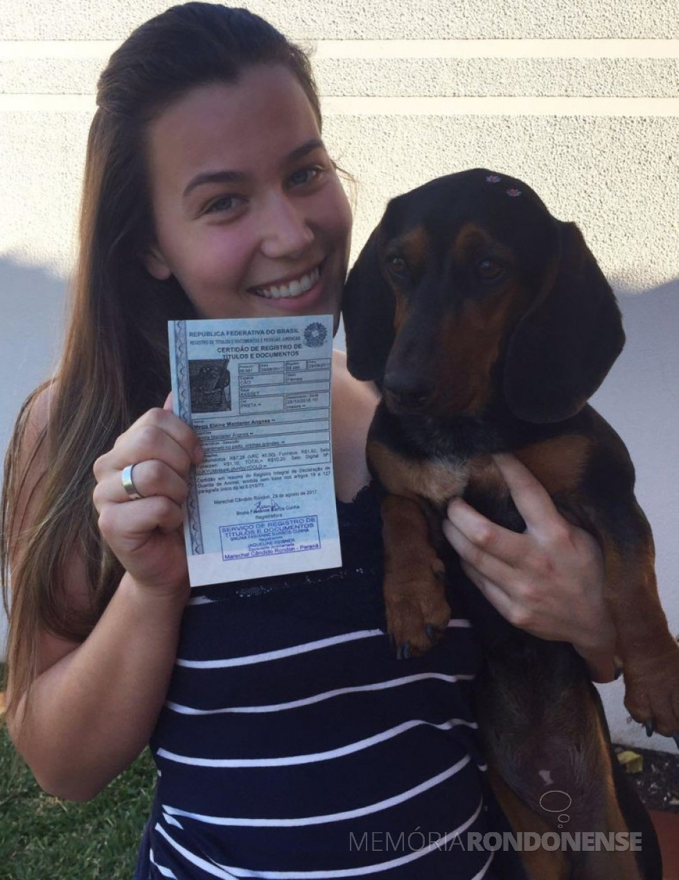 || Rondonense Camila Maldaner Angnes com seu cachorro de estimação, com registro em cartório, em agosto de 2017.
Imagem: Acervo O Presente Digital - FOTO 10 -