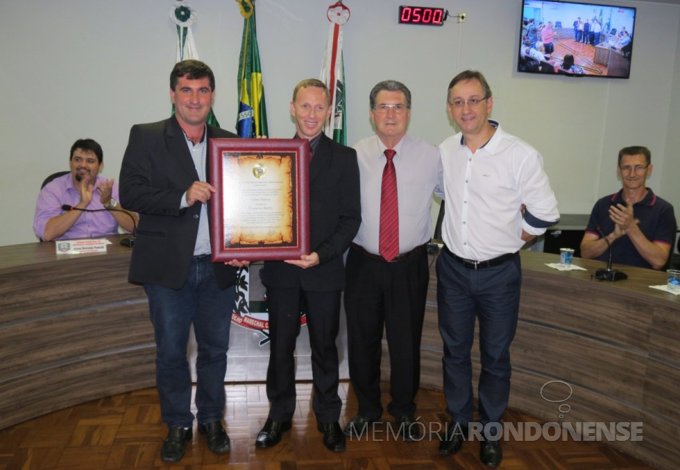 || Gilmar (Batata) Debus recebendo a homenagem da Câmara Municipal de Marechal Rondon, em dezembro de 2015.
Da esquerda à direita: vereador Josoé Pedralli (sentado, ao fundo), vereador Adriano Cóttica, Gilmar Debus, Silvestre Cóttica, vice-prefeito; vereador João Marcos Gomes, presidente da Câmara Municipal; e Roberto Braatz, secretário municipal de Esporte e Lazer.
Imagem: Acervo Câmara Municipal - MCR
Crédito: Cristiano Viteck - FOTO 21 -