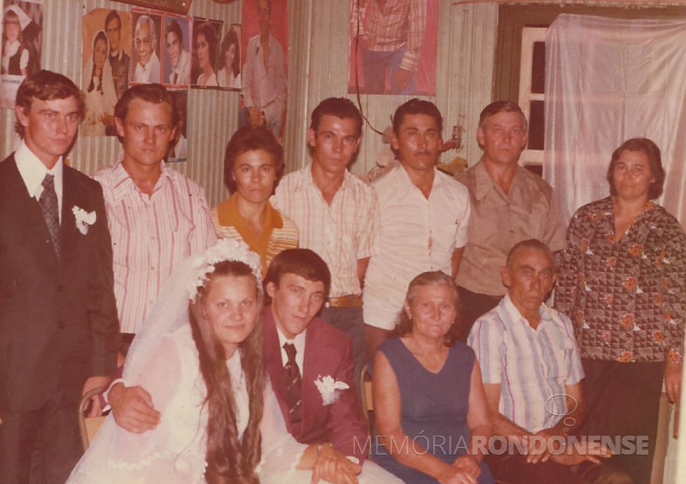 || Casamento dos jovens pioneiros Vera Scheuer e Odario Weber, em maio de 1978.
Sentados com os noivos os pais dele Lídia e Osvaldo Weber, pais do noivo. 
Em pé, da esquerda a direita: os irmãos de Odario: Bruno, Ivo, Broni, Lirio, Nilo, Alceno e Nelda. 
Imagem: Acervo do casal - FOTO 1 -