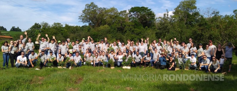 || Participantes do plantio de mudas nativas na propriedade de Mário Schreiner beneficiada com o projeto 