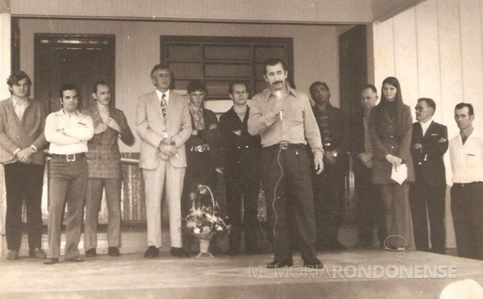 || Outra vista da inauguração da então Escola Municipal Pedro Álvares Cabral. 
Da esquerda a direita:  ... Schneider (Meia-lua), Dr. José Carlos Lins Santos, juiz de Direito da Comarca de Marechal Cândido Rondon; Nororal Boska, cartorário do Registro de Imóveis de Marechal Cândido Rondon; Dealmo Selmiro Poersch, prefeito municipal; 5ª - não identificada; prof. Carlos Vanzin, diretor de Educação e Cultura de Marechal Cândido Rondon; Levi Martins Gomes (discursando) cartorário do Registro Civil de Marechal Cândido Rondon. As pessoas não identificadas. 
Imagem: Acervo Memória Rondonense - FOTO 5 -