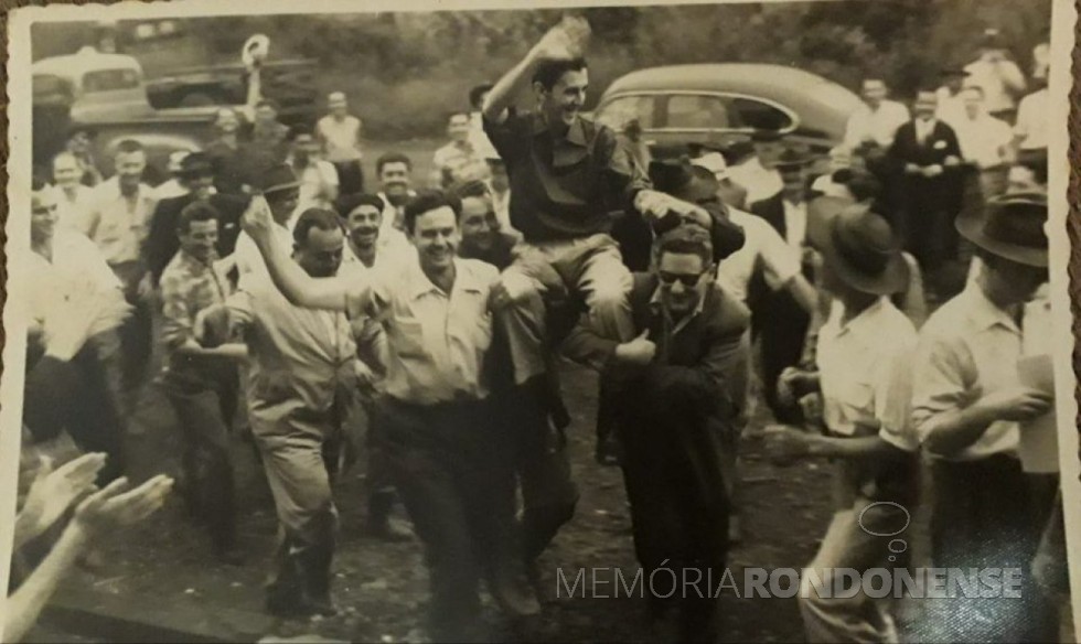 || Egon Pudell carregado por correligionários após a vitória nas eleições municipais de 1956. 
Imagem: Acervo  Museu Histórico Willy Barth, de Toledo - FOTO 3 - 