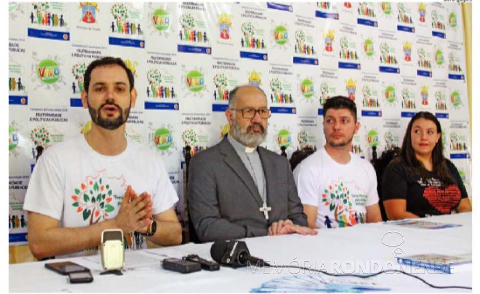 || Lançamento da Campanha da Fraternidade 2019, na sede do bispado em Toledo. 
À esquerda, padre André Boffo Mendes, coordenador da campanha na diocese, e o bispo João Carlos Seneme (de terno).
Imagem: Acervo O Presente - FOTO 31 -