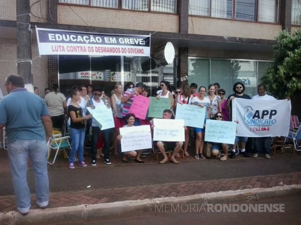 || Grupo de professores da rede estadual em frente ao escritório do Deputado Estadual Elio Rusch, na cidade de Marechal Cândido Rondon, protestando por este manifestar-se a favor do projeto de lei  que reordena  diretrizes da Paraná Previdência. 
A pessoa, à esquerda, de costas, é o professor Carlos Harnisch, de longa data representante do APP-Sindicato em Marechal Cândido Rondon. 
Imagem: Acervo O Presente - FOTO 10 -