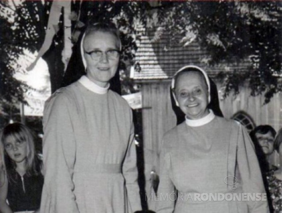 || Irmãs Adelhard (e) e Maria Gertildes, religiosas pioneiras da Divina Providência, em Marechal Cândido Rondon.
Imagem: Acervo Memória Rondonense - FOTO 1 -