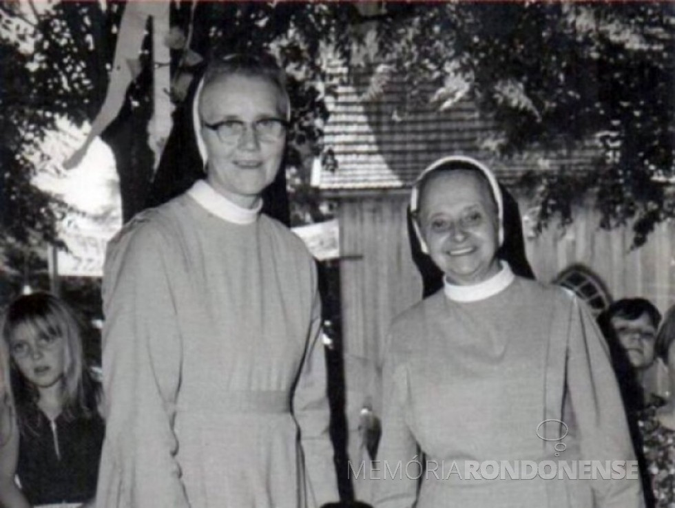 || Irmãs Adelhard (e) e Maria Gertildes, religiosas pioneiras da Divina Providência, em Marechal Cândido Rondon.
Imagem: Acervo Memória Rondonense - FOTO 1 - 