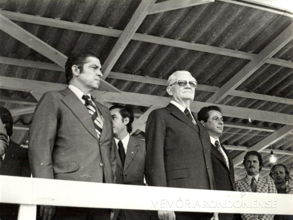 || Presidente Ernesto Geisel durante a sua visita a Marechal Cândido Rondon, tendo a sua direita, o governador Jayme Canet Júnior, e à sua esquerda, o ministro da Agricultura, Alysson Paulinelli; o professor Ilmar Priesnitz e Egon Hauenstein, gerente da Cooperativa de Eletrificação Rural de Marechal Cândido Rondon - CERCAR. 
Imagem: Acervo Almiro Bauermann - FOTO 1 - 