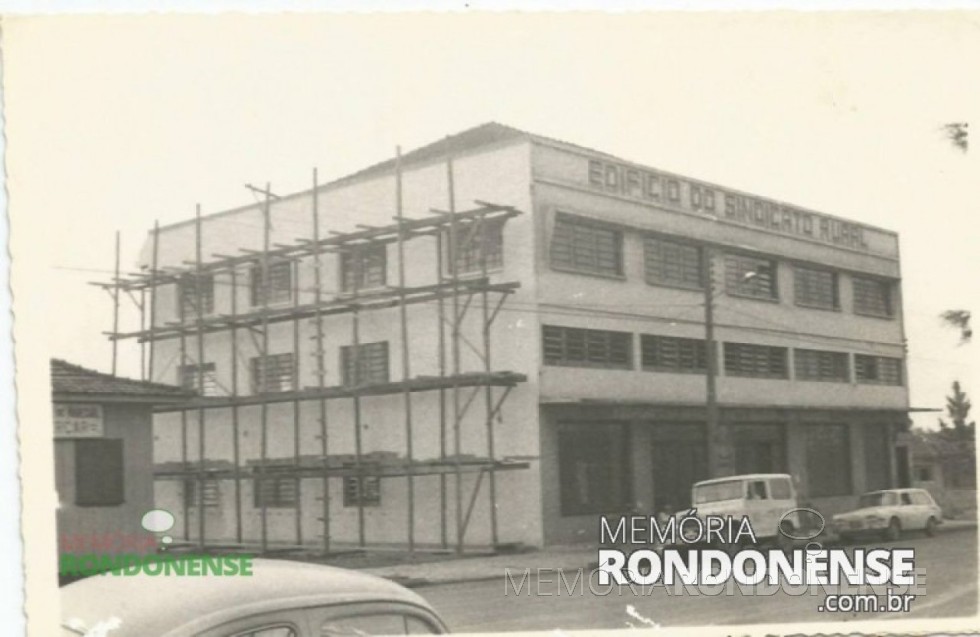 || Prédio do Sindicato Rural de Marechal Cândido Rondon, em construção,  onde  agora é a sede administrativa da entidade de classe.
Imagem: Acervo Memória Rondonense - FOTO 1 -