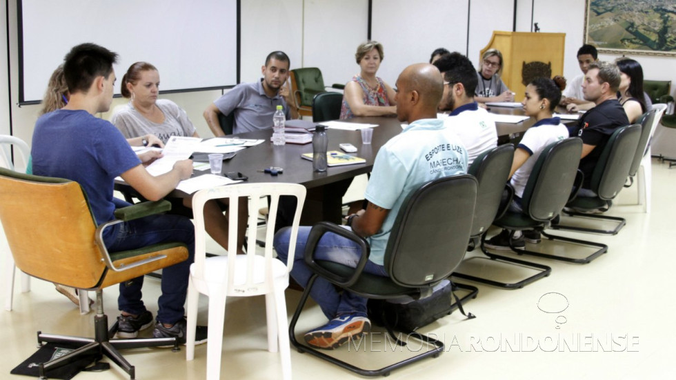 || Primeira reunião do Conselho Municipal da Juventude de Marechal Cândido Rondon, em 19 de abril de 2016. 
Da esquerda à direita:  João Eduardo Santos (Juca), de camisa azul, presidente do Conselho;  2º - não identificado; 3º Fernando (Negre) Nascimento, de camisa polo azulada; 4º - Cleonice Froelich, secretária municipal de Assistência Social; e demais não identificados. 
Imagem: Acervo Imprensa PM-MCR
Crédito: Ademir Herrmann - FOTO 26 -
