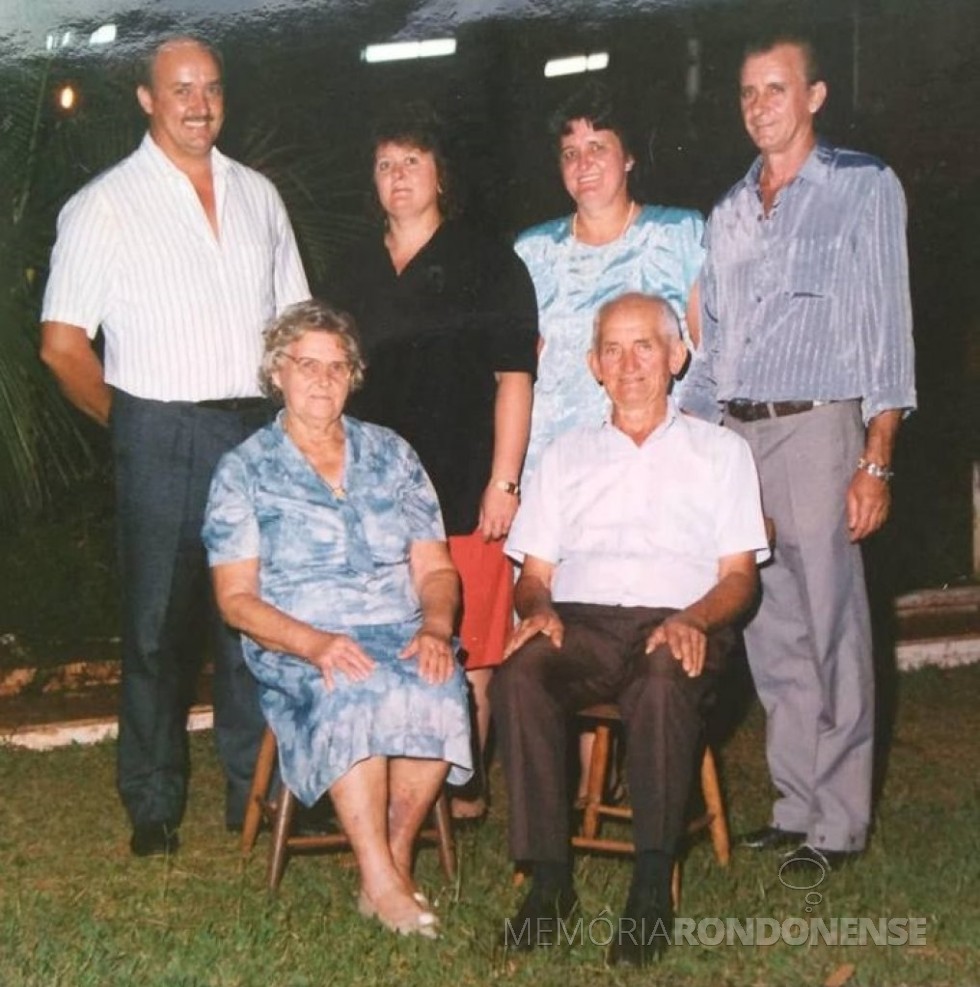 || Pioneiro rondonense Reinaldo Roberto Wulff, falecido em setembro de 2009, na companhia da esposa Ervina Harness e os filhos Davi, Neuli, Lori e Harri. 
Imagem: Acervo de Davi Wulff - FOTO 4 - 