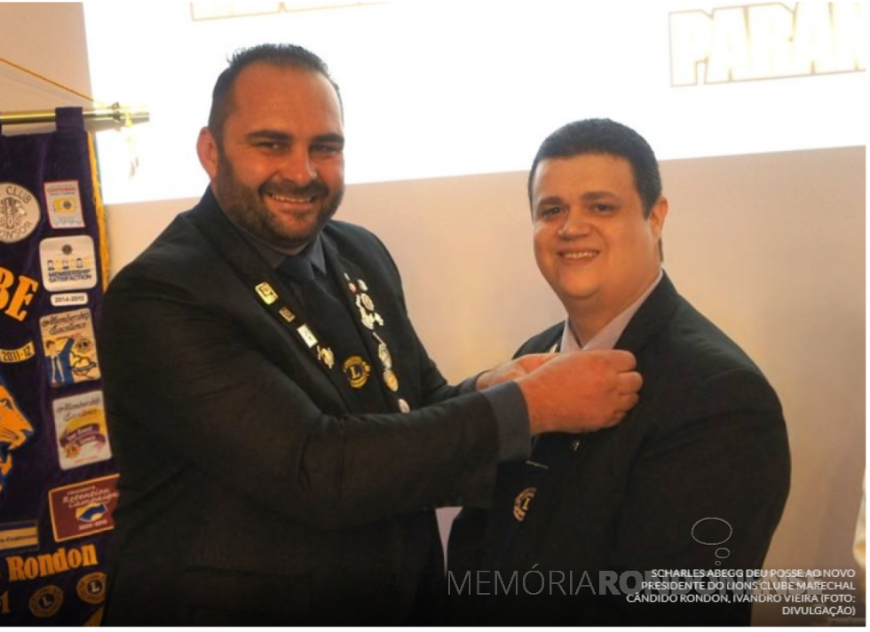 || Leonino Scharles Abbeg saudando o novo presidente do Lions Clube de Marechal Cândido Rondon Ivandro Vieira para a gestão 2019/2010. 
Imagem: Acervo O Presente - FOTO 18 - 